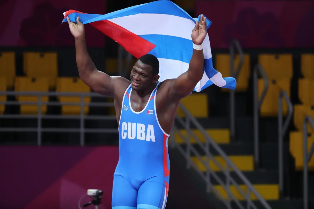 Fotograf&iacute;a de archivo en la que se registr&oacute; al luchador cubano Mijain L&oacute;pez, al celebrar la obtenci&oacute;n de la medalla de oro de la lucha grecorromana para los 130 Kg de los Juegos Panamericanos 2019, en Lima (Per&uacute;). EFE/Mart&iacute;n Alipaz