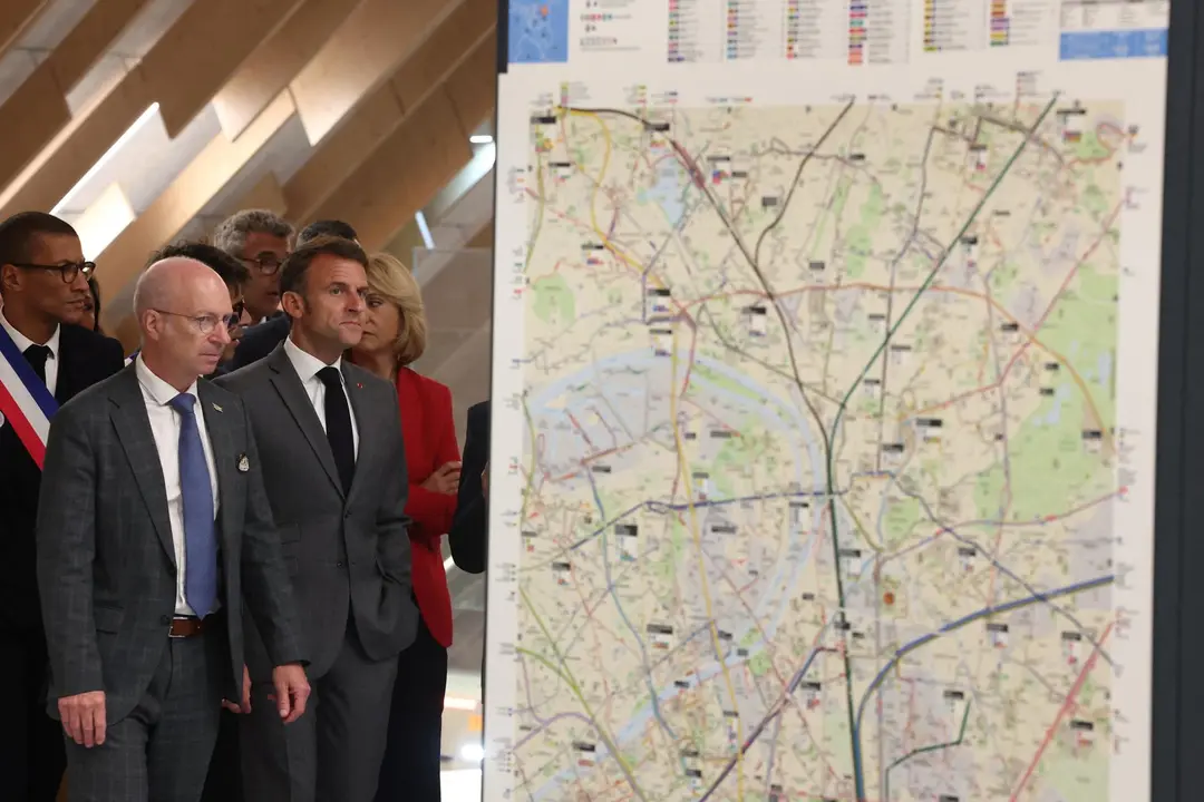 El presidente franc&eacute;s Emmanuel Macron (C), junto al alcalde de Saint-Ouen Karim Bouamrane (I), en la nueva estaci&oacute;n de metro Saint-Denis Pleyel. (Francia) EFE/EPA/Yves Herman / POOL MAXPPP OUT