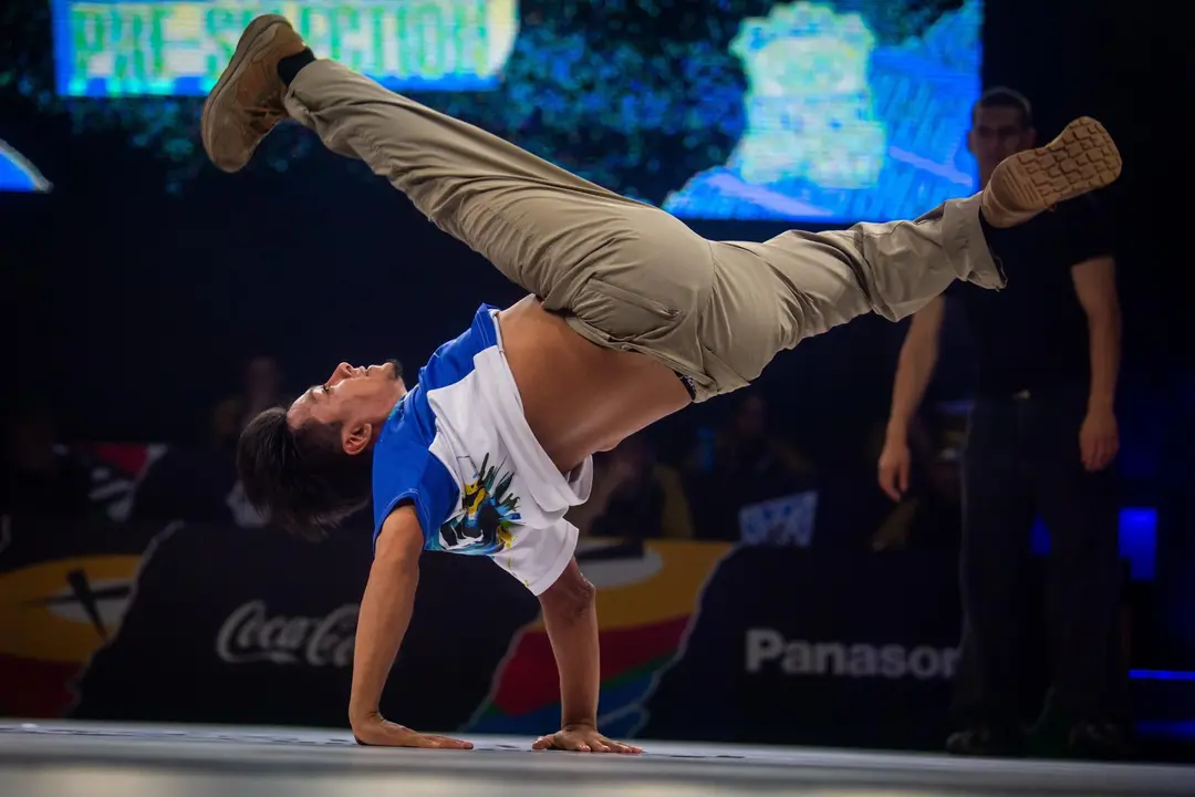 Edison de El Salvador compite en los clasificatorios de Breaking B-Boys de la Serie de clasificaci&oacute;n ol&iacute;mpica 2024, en Budapest (Hungr&iacute;a).EFE/ Zoltan Balogh