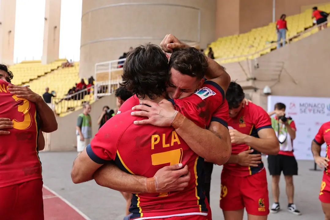 Los jugadores de la selecci&oacute;n espa&ntilde;ola de rugby 7 Pol Pla y Tobi Sanz se lamentan despu&eacute;s de su derrota ante Gran Breta&ntilde;a, este domingo en Fontvieille (M&oacute;naco). La selecci&oacute;n no participar&aacute; en los Juegos de Par&iacute;s 2024 debido a su derrota en la semifinal del torneo de repesca intercontinental. EFE/ Mike Lee / World Rugby