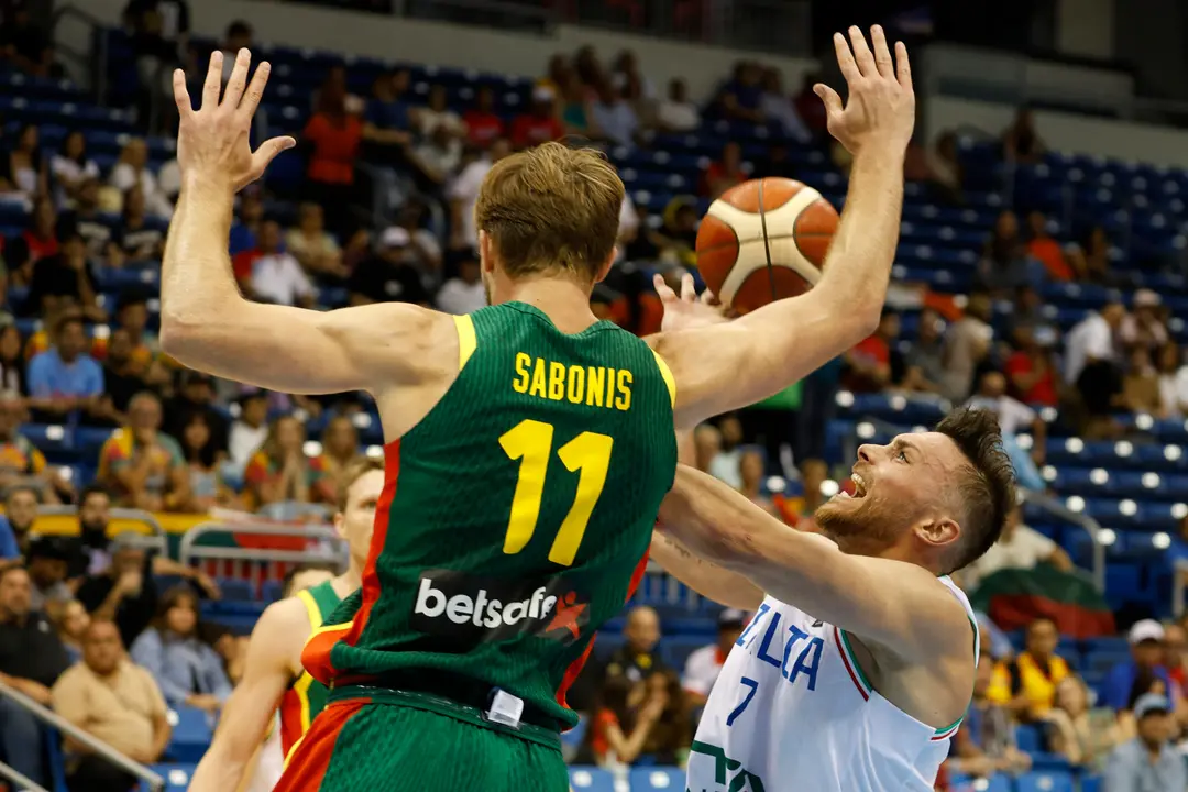 El italiano Stefano Tonut (d) tira a canasta ante la defensa del lituano Sabonis, cuya selecci&oacute;n avanz&oacute; este s&aacute;bado a la final del torneo Preol&iacute;mpico  que se disputa en San Juan. EFE/ Thais Llorca