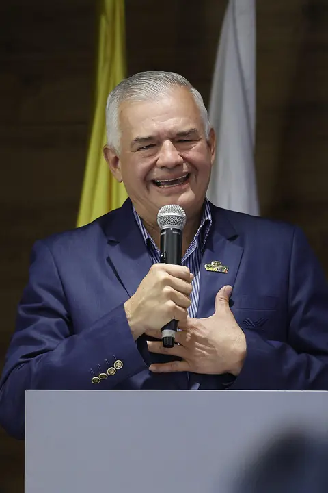 El presidente del Comit&eacute; Ol&iacute;mpico Colombiano (COC), Ciro Solano (i), fue registrado este mi&eacute;rcoles, 18 de julio, durante una rueda de prensa, en Bogot&aacute; (Colombia). EFE/Mauricio Due&ntilde;as