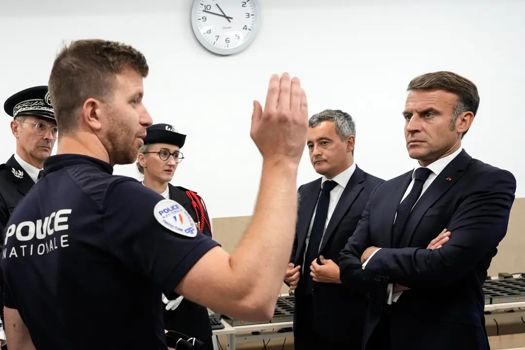 El presidente franc&eacute;s, Emmanuel Macron, durante la visita a la Villa Ol&iacute;mpica, que se encuentra en el departamento de Saint-Denis, en la zona norte del extrarradio de Par&iacute;s. EFE/EPA/MICHEL EULER / POOL MAXPPP OUT