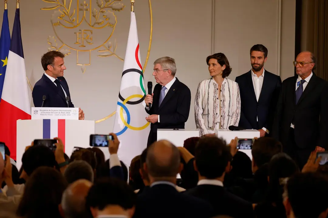 El presidente del COI Thomas Bach (2-I) micr&oacute;fofno en mano, se dirige al Presidente de la Rep&uacute;blica Francesa Emmanuel Macron; tambi&eacute;n en la imagen Amelie Oudea-Castera (3-I), ministra de deportes de Francia y el presidente del Comit&eacute; orgnnizador de los Juegos Ol&iacute;mpicos y Paral&iacute;mpicos Paris 2024 Yony Estanguet (2-d), EFE/EPA/LUDOVIC MARIN