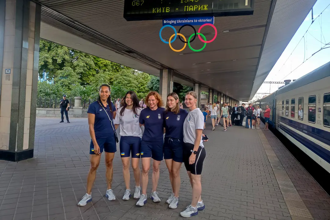 Integrantes del equipo ol&iacute;mpico ucraniano antes de partir en tren desde Kiev hasta Polonia para volar desde all&iacute; a Par&iacute;s y participar en los Juegos. Cerca de un centenar de integrantes de la delegaci&oacute;n ol&iacute;mpica ucraniana partieron el martes por la noche en tren de la estaci&oacute;n de Kiev con rumbo a Polonia para viajar desde all&iacute; en avi&oacute;n a Par&iacute;s, donde est&aacute; previsto que aterricen la tarde del mi&eacute;rcoles para competir en los Juegos. EFE/ Marcel Gasc&oacute;n
