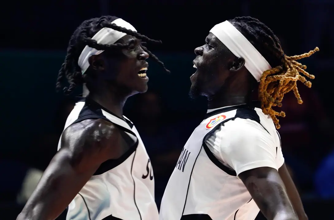 Los jugadores de Sud&aacute;n del Sur, Wenyen Gabriel (iz) y Nuni Omot. EFE/EPA/ROLEX DELA PENA