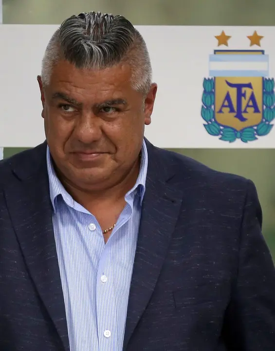 Fotograf&iacute;a de archivo del presidente de la Asociaci&oacute;n del F&uacute;tbol Argentino (AFA), Claudio Tapia, quien este mi&eacute;rcoles elev&oacute; un reclamo ante la FIFA por los hechos que rodearon el accidentado debut de la selecci&oacute;n sub-23 en los Juegos Ol&iacute;mpicos de Par&iacute;s. EFE/Juan Ignacio Roncoroni
