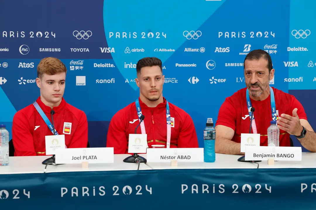 Los integrantes del equipo masculino ol&iacute;mpico espa&ntilde;ol de gimnasia art&iacute;stica Joel Plata (i) y N&eacute;stor Abad (c) y el seleccionador Benjam&iacute;n Bango (d) ofrecen una rueda de prensa convocada por el equipo de cara a su participaci&oacute;n en los Juegos Ol&iacute;mpicos de Par&iacute;s 2024, en la capital francesa. EFE/ Chema Moya