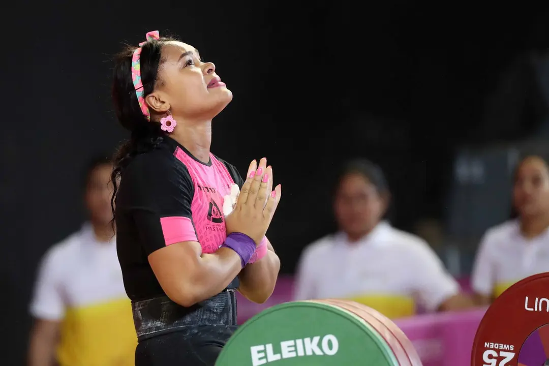 Fotograf&iacute;a de archivo, tomada el 27 de julio de 2019, en la que se registr&oacute; a la pesista ecuatoriana Neisi Dajomes al encomendarse a Dios, antes de competir en la prueba femenina de halterorilia para la categor&iacute;a de los 76 kg de los Juegos Panamericanos, en Lima (Per&uacute;). EFE/Paolo Aguilar