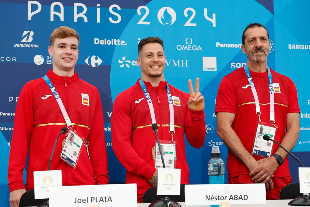 Los integrantes del equipo masculino ol&iacute;mpico espa&ntilde;ol de gimnasia art&iacute;stica Joel Plata (i) y N&eacute;stor Abad (c) y el seleccionador Benjam&iacute;n Bango (d) ofrecen una rueda de prensa convocada por el equipo de cara a su participaci&oacute;n en los Juegos Ol&iacute;mpicos de Par&iacute;s 2024, este jueves, en la capital francesa. EFE/ Chema Moya
