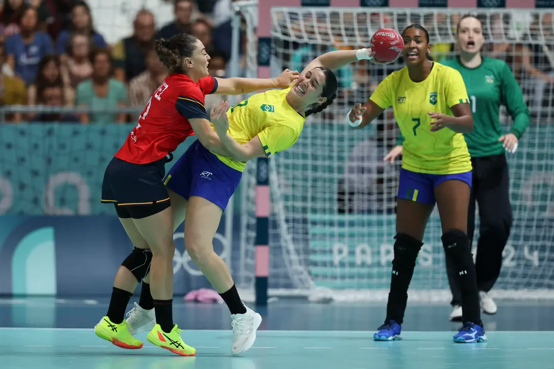 - La brasile&ntilde;a Giulia Guarieiro (c) se defiende de la espa&ntilde;ola Paula Arcos durante el partido entre Espa&ntilde;a y Brasil de la fase preliminar de los Juegos Ol&iacute;mpicos de Par&iacute;s 2024 en Nantes, Francia, este jueves. EFE/ Kiko Huesca