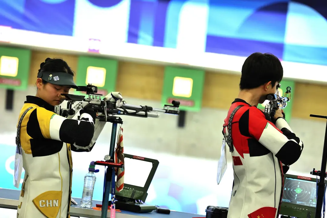 Los chinos Yuting Huang y Lihao Sheng ganaron la primera medalla de oro de los Juegos Ol&iacute;mpicos de Par&iacute;s 2024 en la final de la competici&oacute;n de rifle de aire 10 metros por equipos mixtos este s&aacute;bado. EFE/EPA/VASSIL DONEV