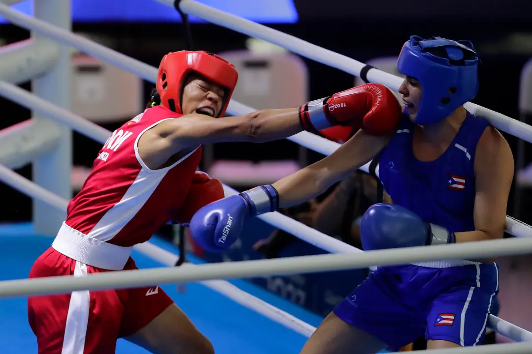 Fotograf&iacute;a de archivo de la boxeadora dominicana Mar&iacute;a Moronta (i) ante Stephanie Pi&ntilde;eiro de Puerto Rico durante los Juegos Centroamericanos y del Caribe. EFE/Rodrigo Sura