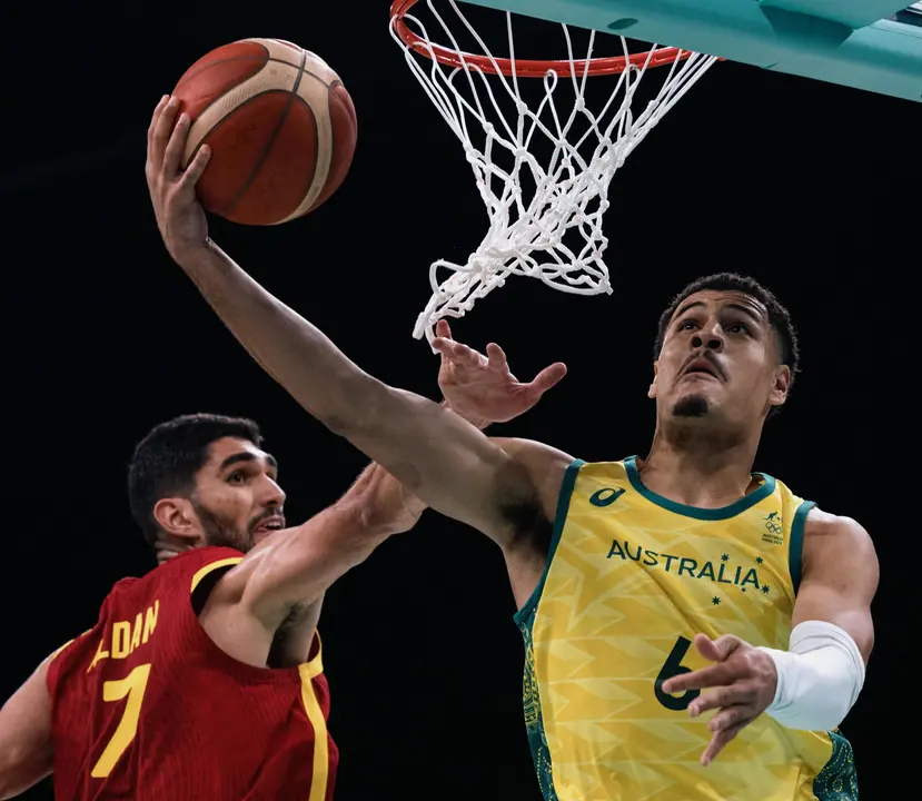 Santi Aldama, ala-p&iacute;vot de la selecci&oacute;n espa&ntilde;ola de baloncesto, en Villeneuve-d'Ascq (Lille). EFE/EPA/ALEX PLAVEVSKI