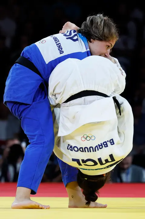 La judoca de Mongolia Baasankhuu (blanco) compite ante la espa&ntilde;ola Laura Mart&iacute;nez Abelenda durante la semifinal de Judo 48 kg Femenino de los Juegos Ol&iacute;mpicos de Par&iacute;s 2024 este s&aacute;bado, en la capital francesa. EFE/ Chema Moya