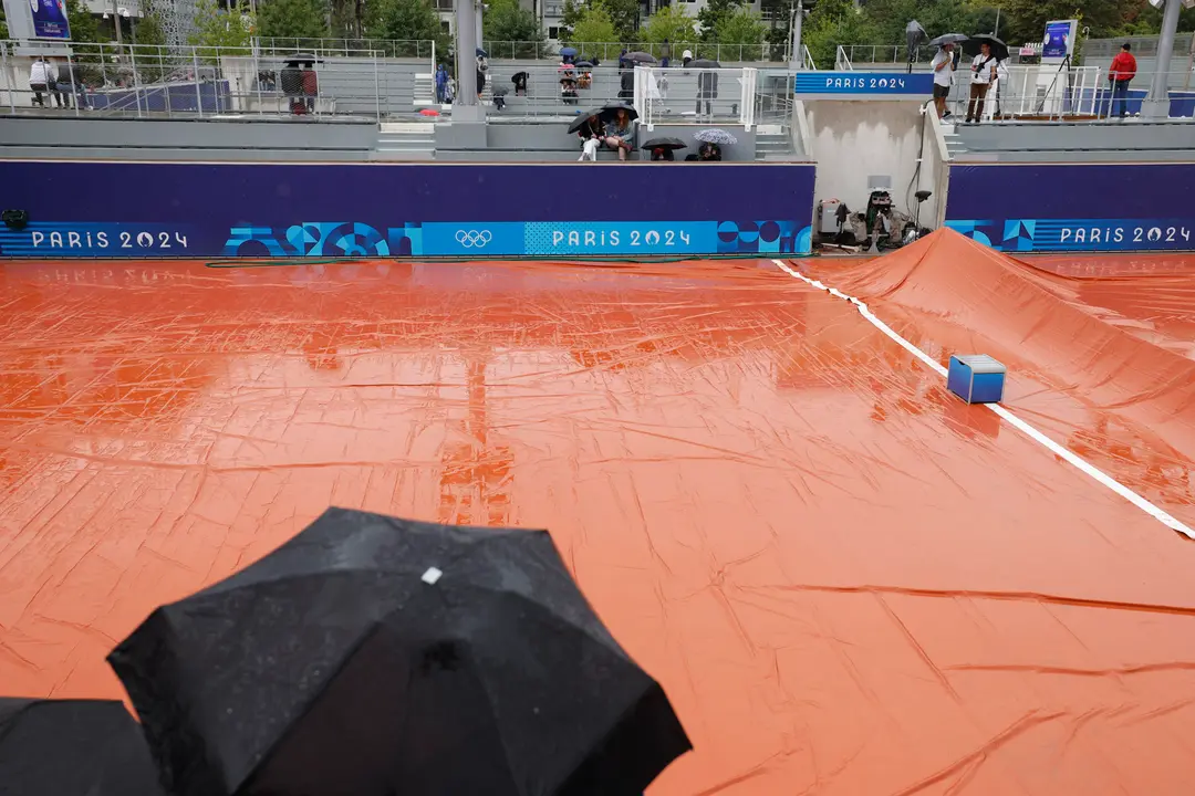 Treinta y ocho de los cuarenta y siete partidos fijados en el orden del d&iacute;a de la primera jornada del torneo ol&iacute;mpico de tenis de Par&iacute;s 2024 han sido definitivamente cancelados a causa de la lluvia. EFE/ Juanjo Martin