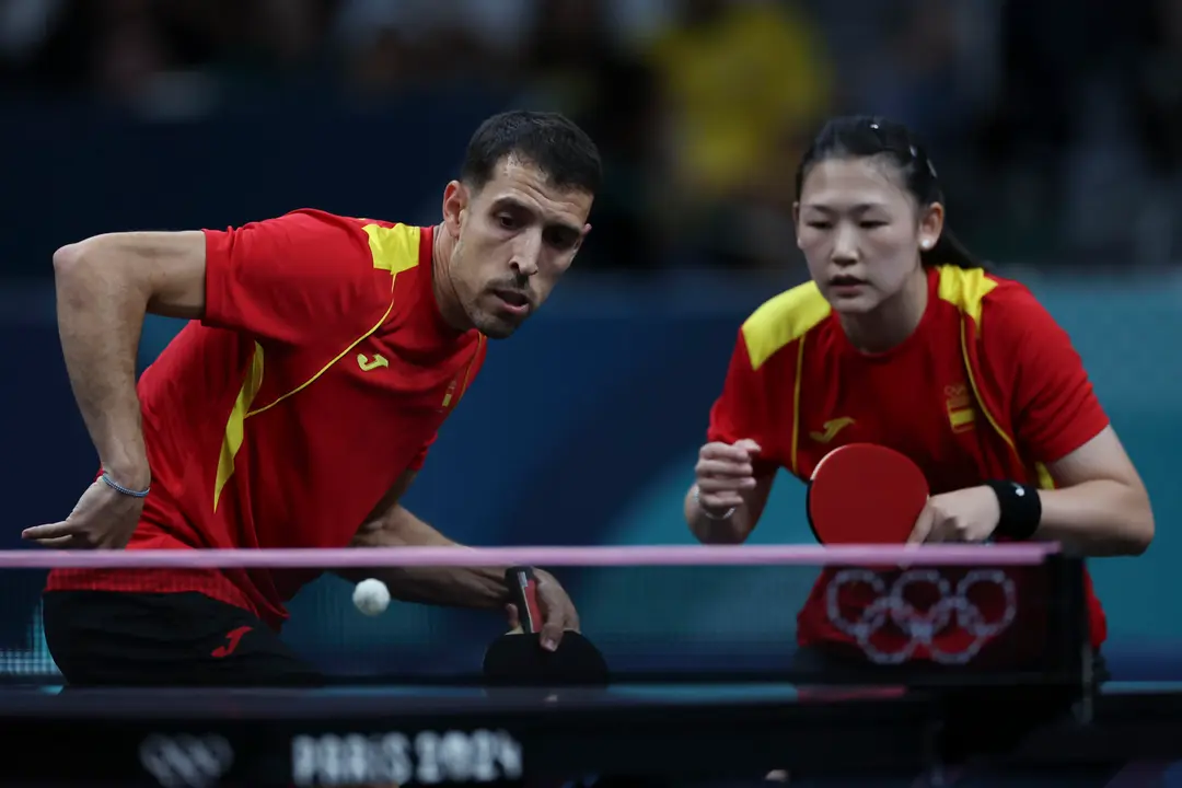La pareja espa&ntilde;ola, Mar&iacute;a Xiao (d) y &Aacute;lvaro Robles, durante su enfrentamiento ante la pareja brasile&ntilde;a compuesta por Vitor Ishiy y Bruna Takahashi, durante el partido de Octavos de Final de Dobles Mixto de Tenis de Mesa, en los Juegos Ol&iacute;mpicos de Par&iacute;s 2024 este s&aacute;bado, en la capital francesa. EFE/ Kiko Huesca
