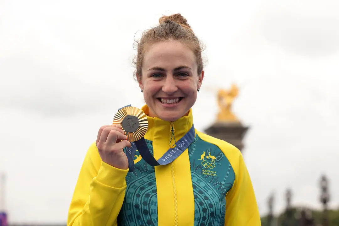 La australiana Grace Bronwn, campeona ol&iacute;mpica contrarreloj, con la medalla de oro en el Pont Alexandre III en Par&iacute;s, Francia. EFE/EPA/TERESA SUAREZ