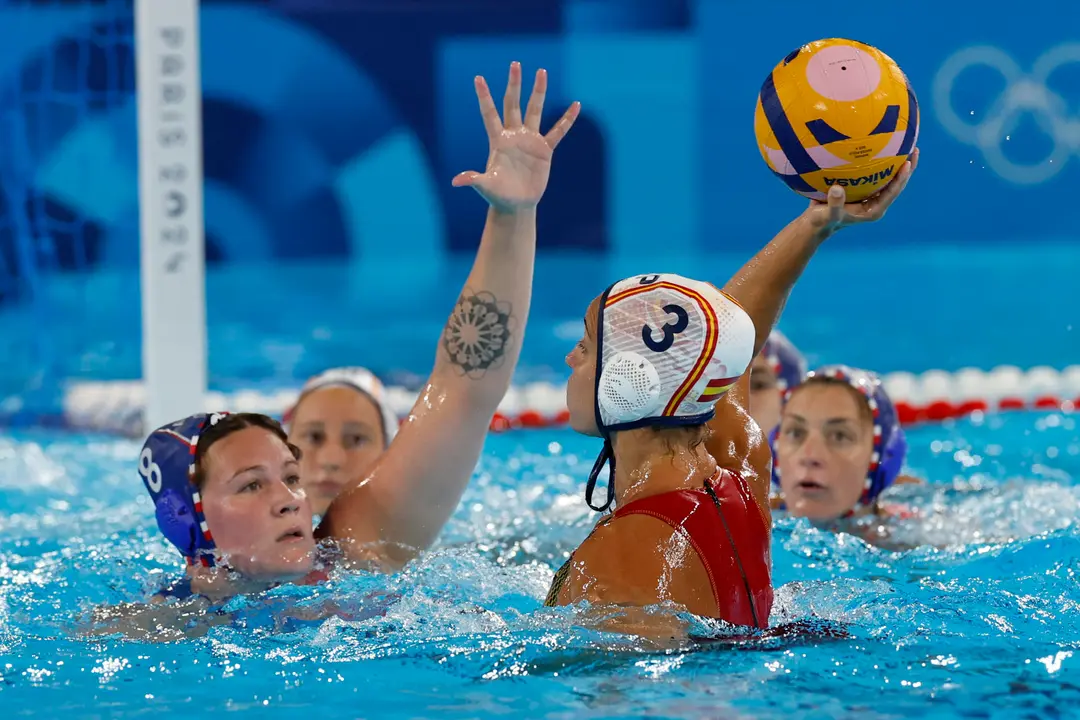 La lateral de Espa&ntilde;a Anni Espar (d) en acci&oacute;n ante Aurelie Battu de Francia durante el partido de la ronda preliminar del Grupo B de Waterpolo Femenino, entre Francia y Espa&ntilde;a, de los Juegos Ol&iacute;mpicos de Par&iacute;s 2024 este s&aacute;bado en el Centro Acu&aacute;tico de la capital francesa. EFE/ Julio Mu&ntilde;oz
