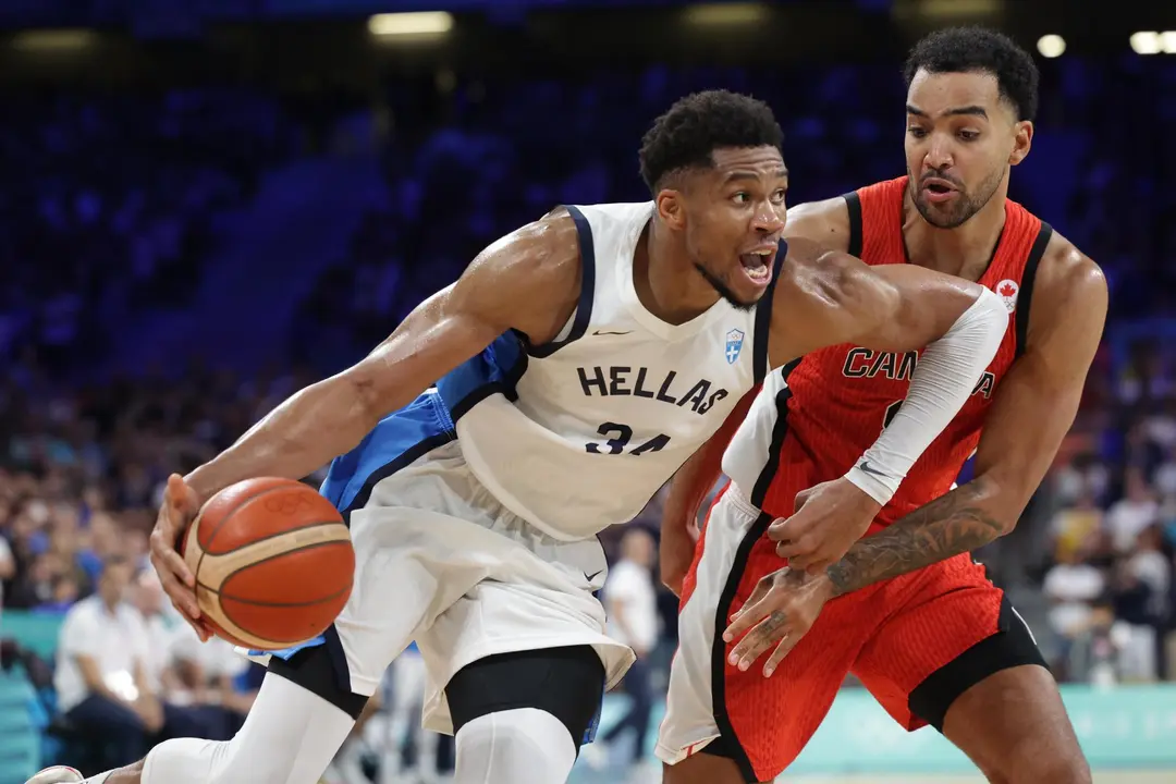 El p&iacute;vot griego Giannis Antetokounmpo durante el partido que han jugado Grecia y Canad&aacute; en Villeneuve-d'Ascq, Francia. EFE/EPA/ALEX PLAVEVSKI