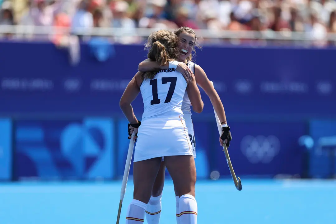 La jugadoras de la selecci&oacute;n espa&ntilde;ola de hockey hierba Lola Riera celebra la victoria del equipo al finalizar el partido W06 del grupo B femenino de hockey entre Gran Breta&ntilde;a y Espa&ntilde;a en el marco de los Juegos Ol&iacute;mpicos de Par&iacute;s 2024 en Colombes, Francia, este domingo. EFE/ Sashenka Gutierrez