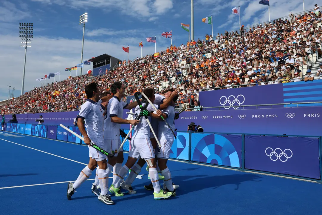 Los jugadores espa&ntilde;oles celebran la victoria ante Alemania tras el partido de Hockey sobre Hierba Masculino del Grupo A, en el marco de los Juegos Ol&iacute;mpicos de Par&iacute;s 2024 en el estadio Yves-du-Manoir de Colombes, Francia, este domingo. EFE/ Sashenka Guti&eacute;rrez