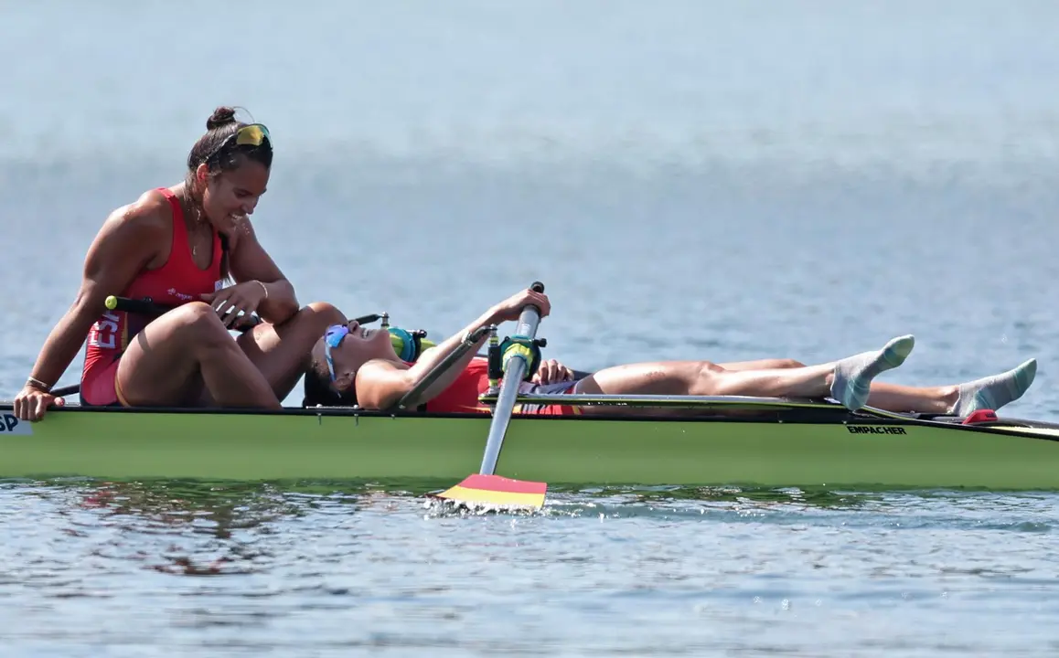 Las espa&ntilde;olas Esther Briz Zamorano y Aina Cid I Centelles durante las eliminatorias de remo femenino por parejas de los Juegos Ol&iacute;mpicos de Par&iacute;s 2024, en el Estadio N&aacute;utico de Vairse sur Marne, este domingo.  EFE/EPA/ALI HAIDER