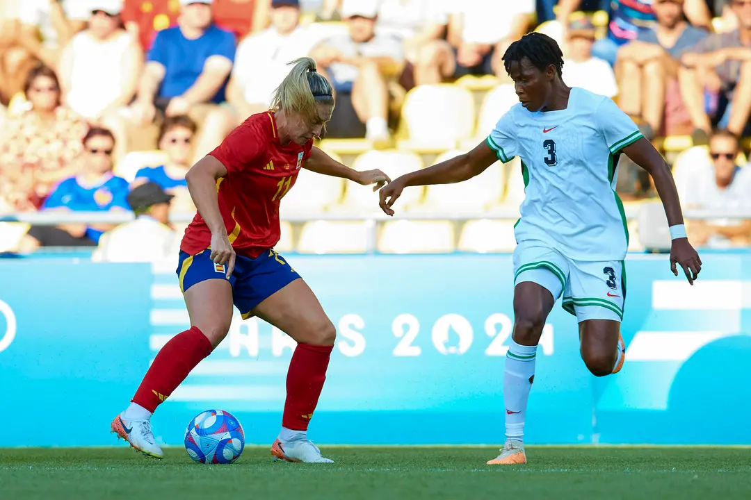 La centrocampista de la selecci&oacute;n espa&ntilde;ola Alexia Putellas (i) controla la pelota ante una jugadora de Nigeria en el segundo partido de la fase de grupos de los Juegos Ol&iacute;mpico de Par&iacute;s 2024. EFE/David Aliaga/RFEF