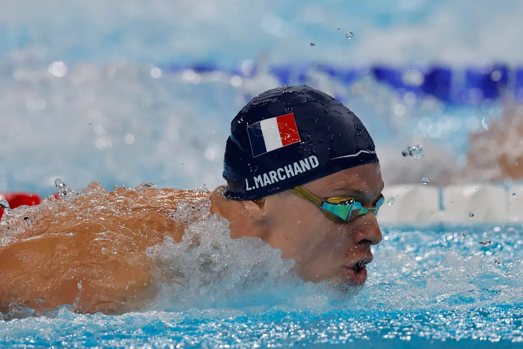 El franc&eacute;s Leon Marchand compite en la final de 400m Estilos Individual Masculino, en La Defense Arena en Nanterre, Francia, con motivo de los Juegos Ol&iacute;mpicos Par&iacute;s 2024, este domingo. EFE/ Lavandeira Jr