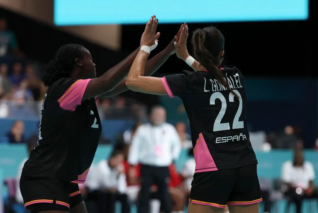 Las jugadoras espa&ntilde;olas Lara Gonz&aacute;lez (d) y Lysa Tchaptchet reaccionan ante Angola este domingo, durante el partido de ronda preliminar del Grupo B de Balonmano Femenino, parte de los Juegos Ol&iacute;mpicos de Par&iacute;s 2024, en la capital fancesa. EFE/ Kiko Huesca
