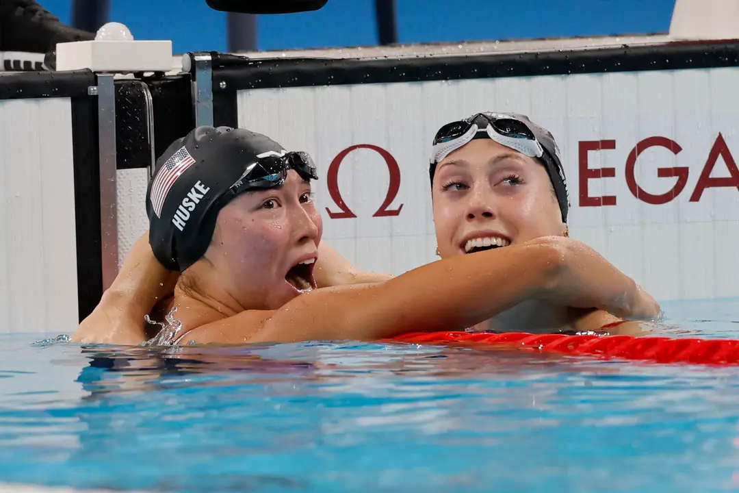 Las nadadoras estadounidenses, Torri Huske (i-oro) y Gretchen Walsh (d-plata) reaccionan tras la final de 100m Mariposa Femenino, en La Defense Arena en Nanterre, Francia, con motivo de los Juegos Ol&iacute;mpicos Par&iacute;s 2024, este domingo. EFE/ Lavandeira Jr