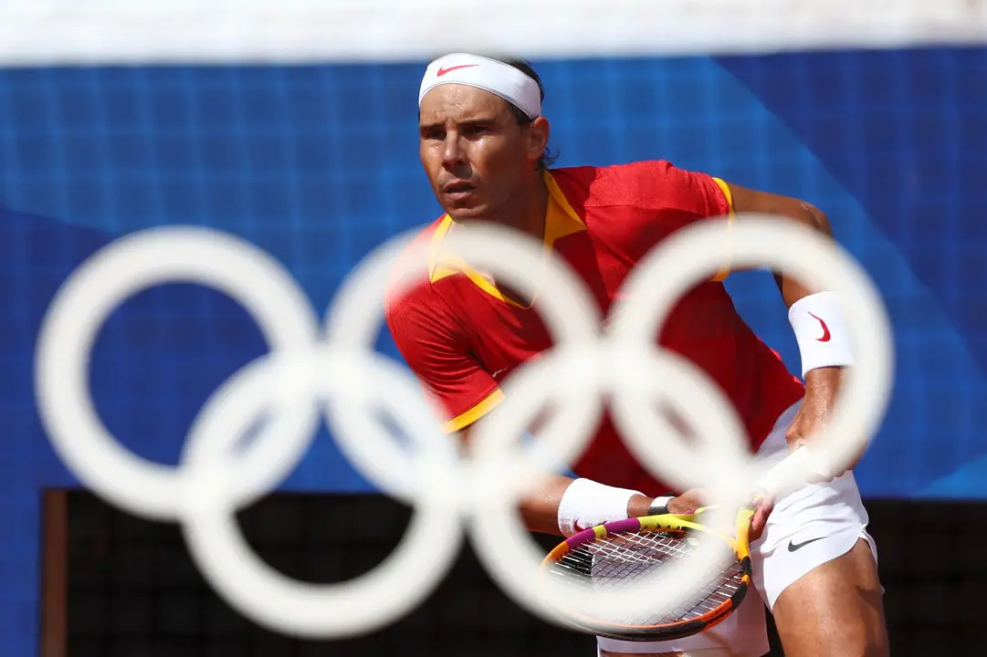 El tenista espa&ntilde;ol Rafael Nadal devuelve la bola al h&uacute;ngaro Marton Fucsovics en la primera ronda individual masculina de los Juegos Ol&iacute;mpicos de Par&iacute;s 2024 en la pista Philippe-Chatrier del complejo de tenis Roland Garros, este domingo en Par&iacute;s, Francia. EPA/DIVYAKANT SOLANKI