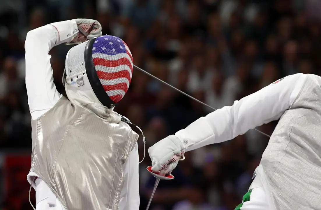 La estadounidense Lee Kiefer logr&oacute; este domingo su segunda medalla de oro ol&iacute;mpico consecutiva en florete femenino. EPA/RITCHIE B. TONGO