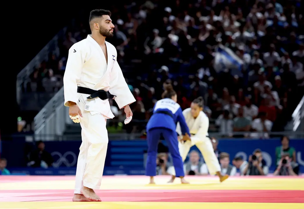 Tohar Butbul de Israel sale de la lona despu&eacute;s de que su oponente Messaoud Redouane Dris de Argelia no se haya presentado. Butbul fue declarado ganador por defecto en la ronda eliminatoria masculina de -73kg de los Juegos Ol&iacute;mpicos de Par&iacute;s 2024, en el estadio Champs-de-Mars de Par&iacute;s, Francia. EFE/EPA/DANIEL IRUNGU
