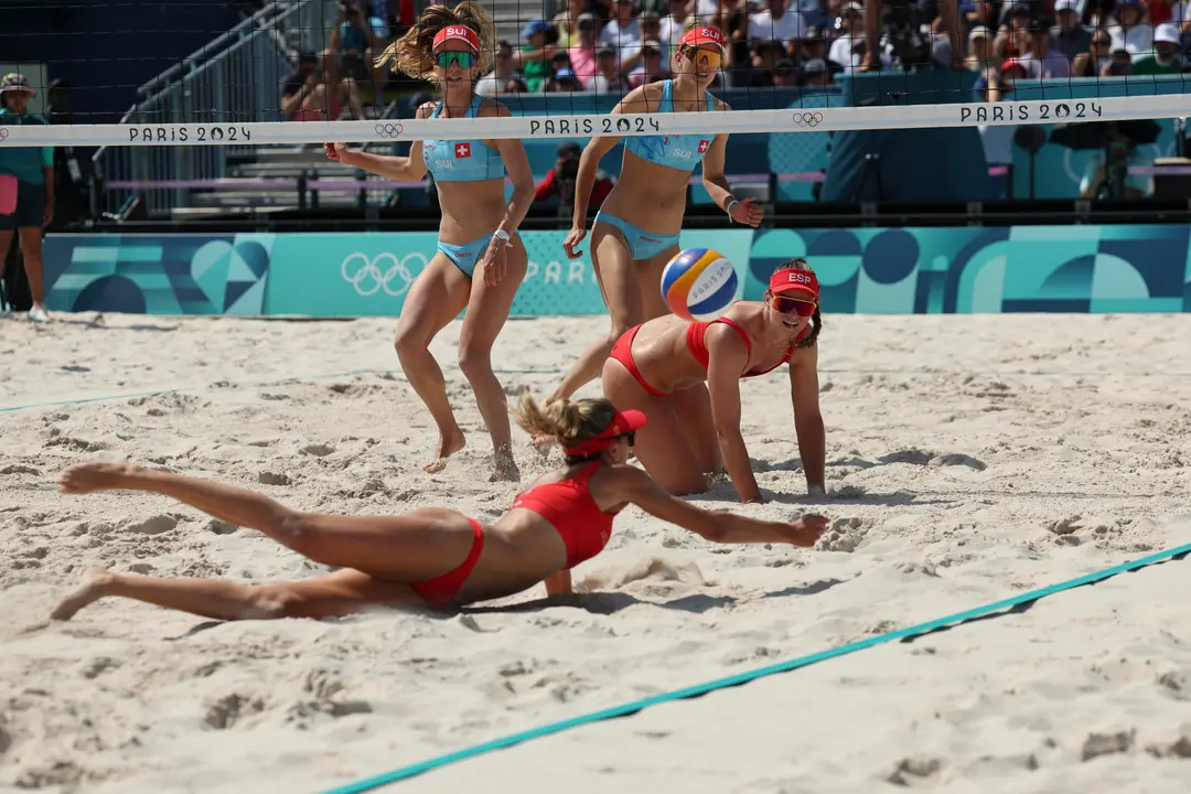 Las espa&ntilde;olas Daniela &Aacute;lvarez (i) y Tania Moreno (d) durante el partido de voley playa femenino contra las suizas Tanja Hueberli (d) y Nina Brunner en la fase preliminar de los Juegos Ol&iacute;mpicos Par&iacute;s 2024, en Par&iacute;s, Francia. EFE/ Miguel Gutierrez