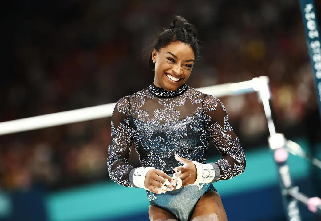 La estadounidense Simone Biles tras competir este domingo en Par&iacute;s. EPA/ANNA SZILAGYI