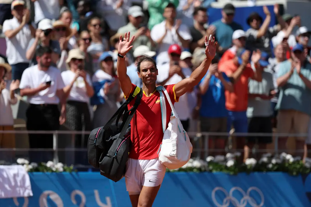 El tenista espa&ntilde;ol Rafa Nadal se despide del p&uacute;blico tras caer ante el serbio Novak Djokovic durante el partido celebrado en el marco de los Juegos Ol&iacute;mpicos de Par&iacute;s, este lunes. EFE/ Juanjo Mart&iacute;n