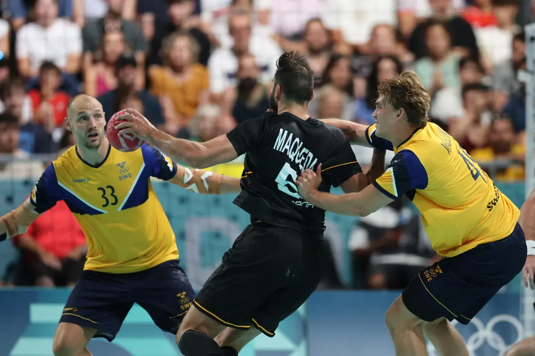 El lateral derecho de Espa&ntilde;a Jorge Maqueda (c) en acci&oacute;n ante la defensa Lukas Sandell (i) y Karl Wallinius del equipo de Suecia durante el partido de balonmano de la ronda preliminar, grupo A, que Suecia y Espa&ntilde;a disputan este lunes en el South Paris Arena de Par&iacute;s. EFE/ Miguel Guti&eacute;rrez
