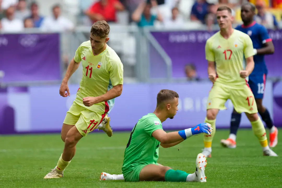 El futbolista espa&ntilde;ol Ferm&iacute;n L&oacute;pez (i) tras marcarle un gol a la Rep&uacute;blica Dominicana durante el partido del Grupo C de f&uacute;tbol masculino de los Juegos Ol&iacute;mpicos de Par&iacute;s 2024 disputado en el Estadio de Burdeos. EFE/ M. Reino