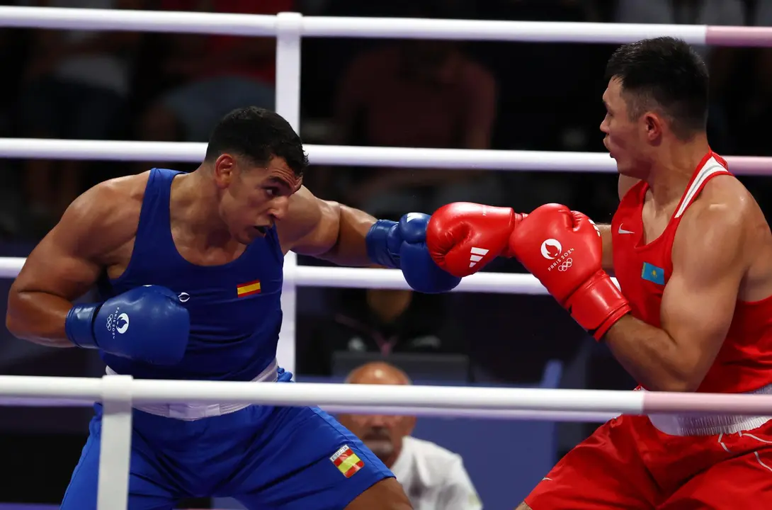 El kazajo Kamshybek Kunkabayev (rojo) y el espa&ntilde;ol Ayoub Ghadfa Drissi El Aissaoui (azul)durante el combate de 92kg en el North Paris Arena en Villepinte, Francia. EFE/EPA/DIVYAKANT SOLANKI