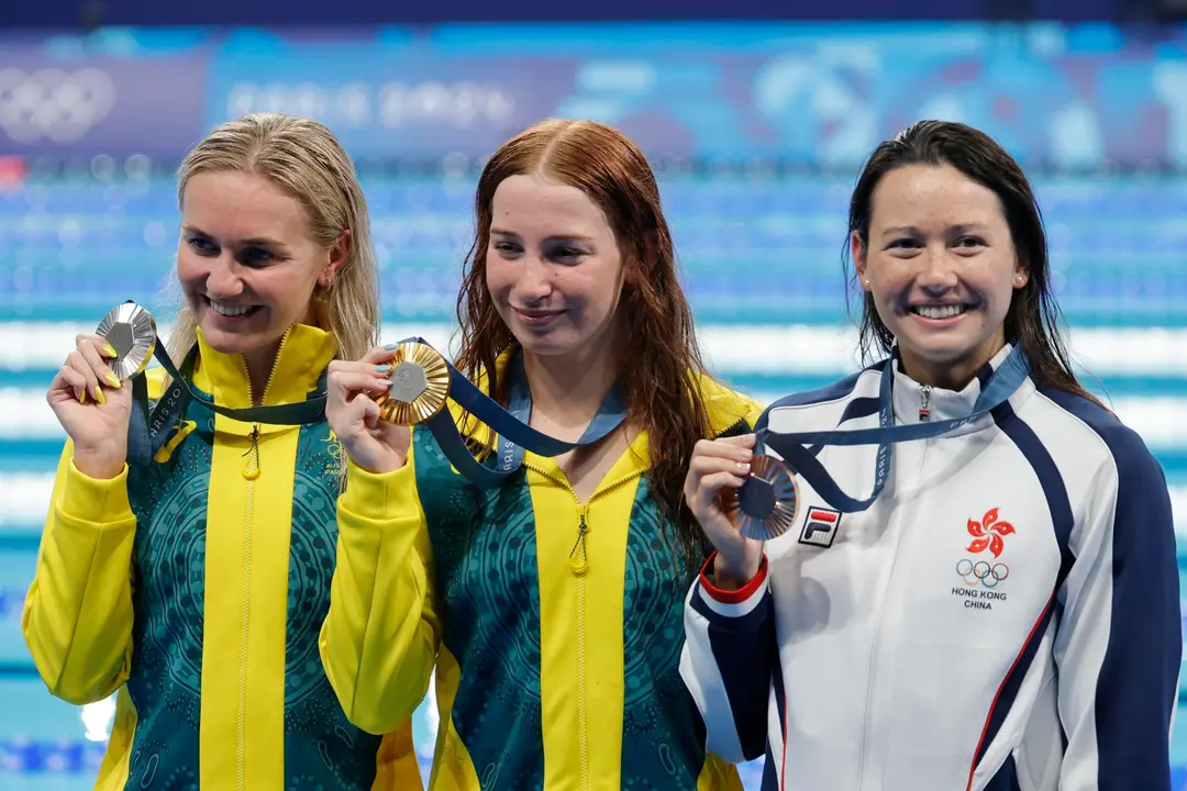 (I-D) Lal medallista de plata Ariarne Titmus, su compatriota Mollie O'Callaghan, y la hongkonesa Siobhan Bernadette Haughey, bronce, tras los 200m libres en los Juegos de Par&iacute;s. EFE/EPA/RONALD WITTEK