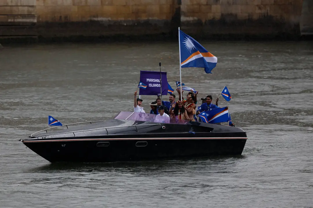 Fotograf&iacute;a de la delegaci&oacute;n de las Islas Marshall en la inauguraci&oacute;n de los Juegos Ol&iacute;mpicos de Par&iacute;s 2024 en el r&iacute;o Sena, el pasado 26 de julio. La prueba de triatl&oacute;n masculino se ha aplazado para el mi&eacute;rcoles, debido a que el agua del Sena no es todav&iacute;a apta para el ba&ntilde;o, anunci&oacute; la organizaci&oacute;n. EFE/Julio Mu&ntilde;oz