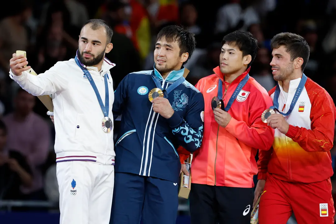 El espa&ntilde;ol Francisco Garrigos (d) y el japon&eacute;s Ryuju Nagayama (a su lado) con la medalla de bronce en el podio de ganadores. EFE/ Chema Moya