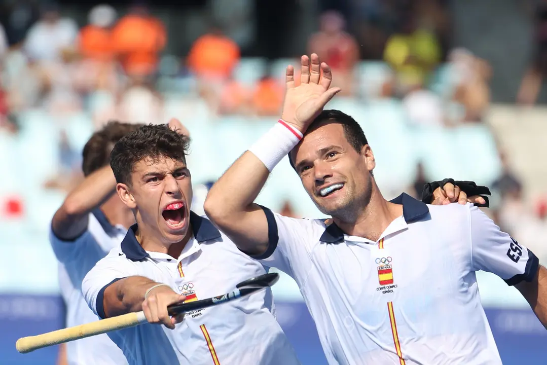 Los jugadores espa&ntilde;oles Jordi Bonastre (i) y &Aacute;lvaro Iglesias (d) celebran tras marcar un gol a Francia durante su partido de hockey sobre hierba de los juegos ol&iacute;mpicos de Par&iacute;s 2024 en el estadio Yves-du-Manoir de Colombes (Francia). EFE/ Sashenka Guti&eacute;rrez