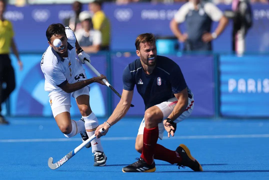 El jugador espa&ntilde;ol Ignacio Rodr&iacute;guez (i) lucha por la bola con el galo Cristoforo Peters-Deutz (d) durante su partido de hockey sobre hierba de los juegos ol&iacute;mpicos de Par&iacute;s 2024 en el estadio Yves-du-Manoir de Colombes (Francia). EFE/ Sashenka Guti&eacute;rrez