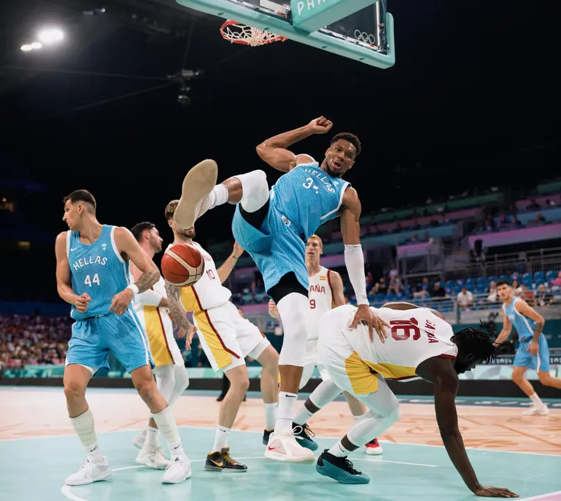 El griego Giannis Antetokounmpo oy el espa&ntilde;ol Usman Garuba durante el partido de este martes en el Pierre Mauroy Stadium en Villeneuve-d'Ascq. EFE/EPA/ALEX PLAVEVSKI