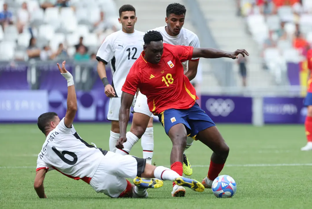 El futbolista espa&ntilde;ol Samuel Omorodion (d) disputa el bal&oacute;n ante el jugador egipcio Mohamed Shehata durante el partido del Grupo C de f&uacute;tbol masculino de los Juegos Ol&iacute;mpicos de Par&iacute;s 2024, entre Espa&ntilde;a y Egipcio, en el Estadio de Burdeos (Francia) este martes. EFE/ Kiko Huesca