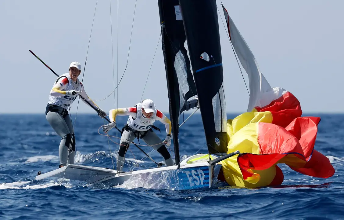 Paula Barcelo Martin y Tamara Echegoyen Dominguez en la prueba del 49er FX espa&ntilde;ol en Par&iacute;s 2024 EFE/EPA/SEBASTIEN NOGIER