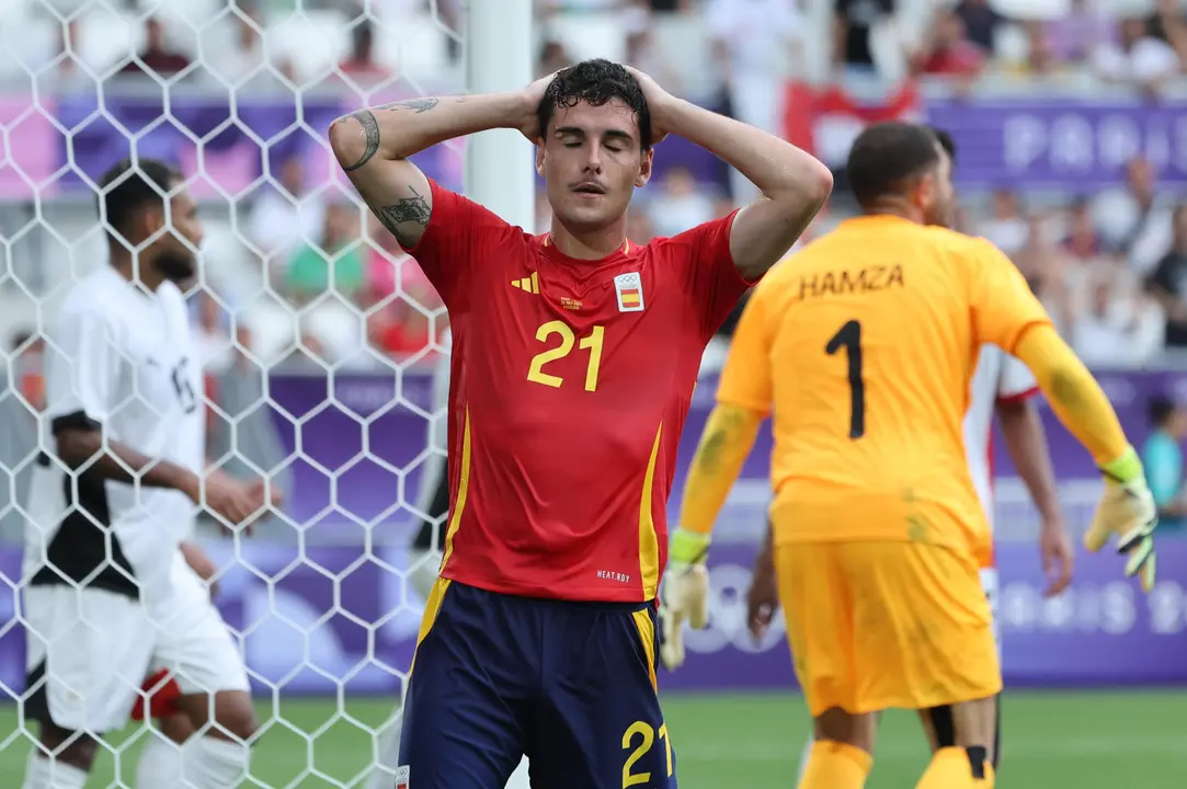 El jugador espa&ntilde;ol Sergio Camello reacciona tras recibir el 0-2 durante su partido del Grupo C de f&uacute;tbol masculino de los Juegos Ol&iacute;mpicos de Par&iacute;s 2024 en el Estadio de Burdeos (Francia) este martes. EFE/ Kiko Huesca