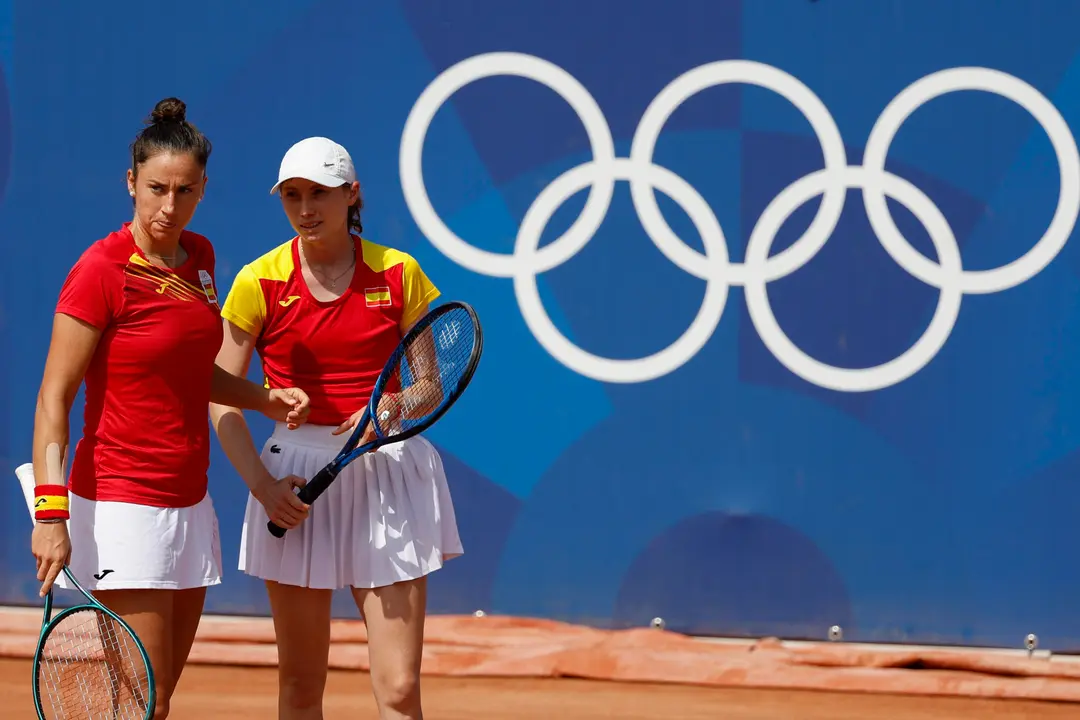 - Las jugadoras espa&ntilde;olas Cristina Bucsa (d) y Sara Sorribes conversan este martes, durante el partido de segunda ronda de dobles femenino de tenis, parte de los Juegos Ol&iacute;mpicos de Par&iacute;s 2024, en la capital francesa. EFE/ Juanjo Mart&iacute;n